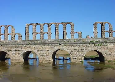 M&eacute;rida. Puente romano sobre el r&iacute;o Albarregas junto al acueducto