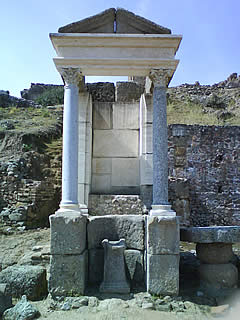 Altar dedicado a Mercurio en Munigua